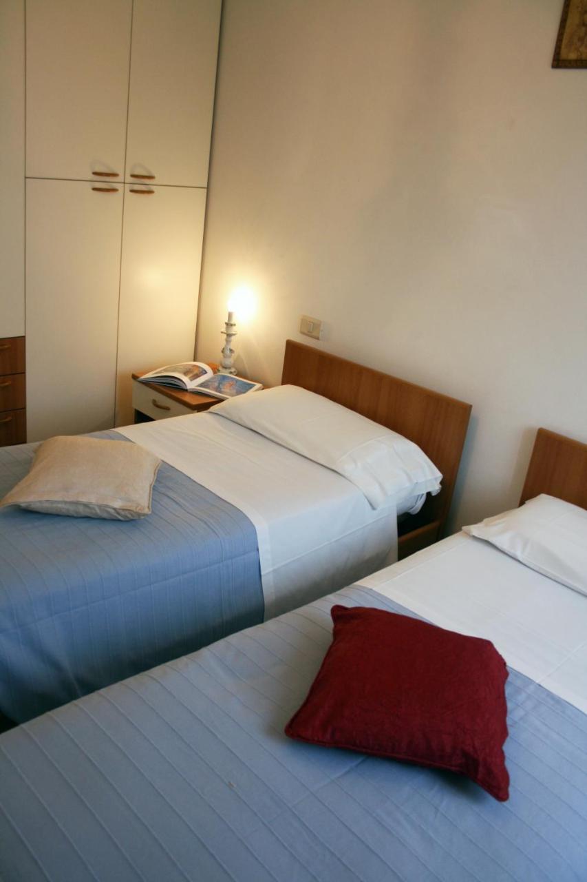 Residenza Manuela Appartement Riccione Buitenkant foto